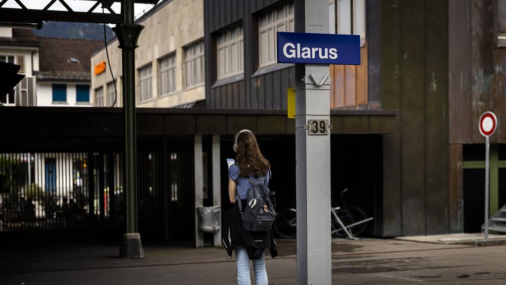 Am Bahnhof Glarus kann man bald schon zwei Wochen auf einen Zug warten.