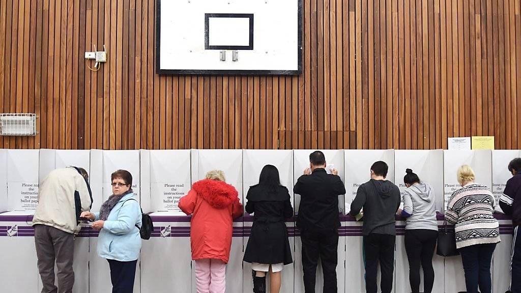 Australier geben in einer Turnhalle ihre Stimme ab. Jetzt sind die meisten Wahllokale geschlossen und die Stimmauszählung beginnt.