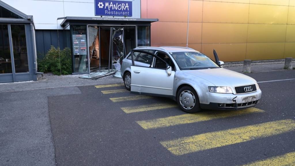 Einbrecher rammen mit gestohlenem Auto Einkaufszentrum in Haag SG