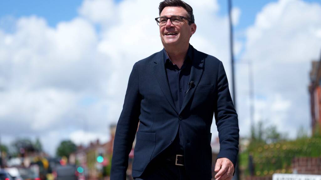 ARCHIV - Andy Burnham lächelt während eines Wahlkampfbesuchs in Manchester. Foto: Jon Super/AP/dpa/Archivbild