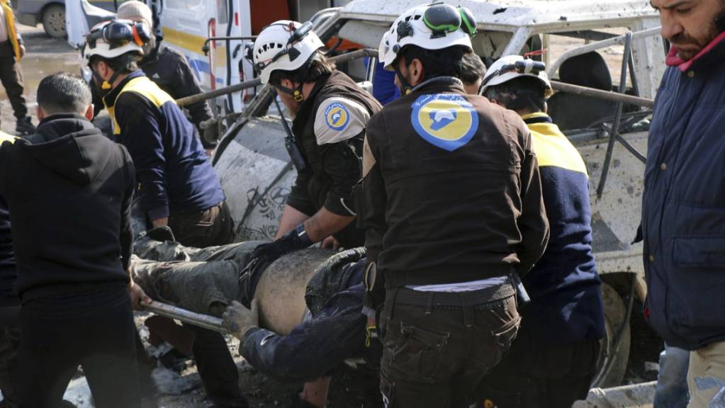 Helfer der Rettungsorganisation Weisshelme transportieren einen verletzten Zivilisten in Marat al-Numan (Provinz Idlib). Syrische und russische Jets hatten den Markt der Stadt bombardiert.