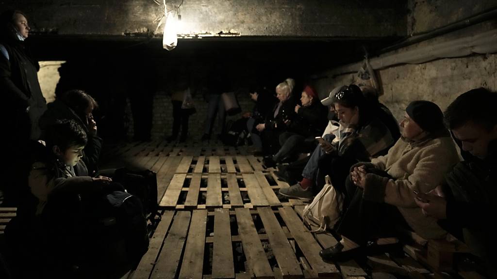 Menschen suchen in einem Keller in Lwiw Schutz vor Explosionen. Foto: Nariman El-Mofty/AP/dpa