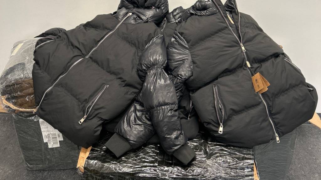 Deutsche Zöllner stellten in Konstanz rund 90 gefälschte Markenkleidungsstücke sicher.