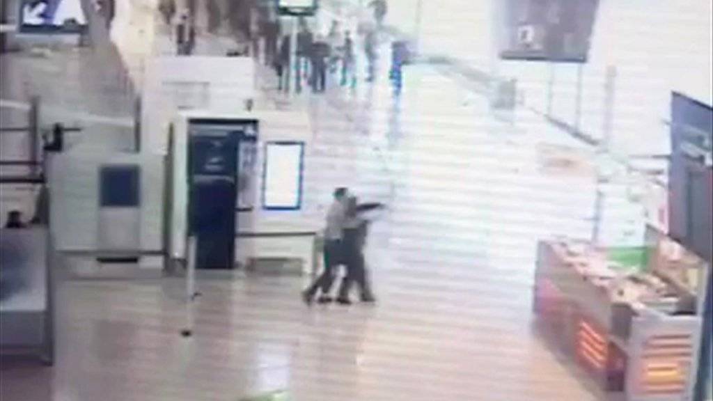 In den Medien ist eine Aufnahme von Überwachungskameras aufgetaucht, die den Angriff am Flughafen Orly zeigen soll. Im Zusammenhang damit sind zwei mögliche Hintermänner festgenommen worden.