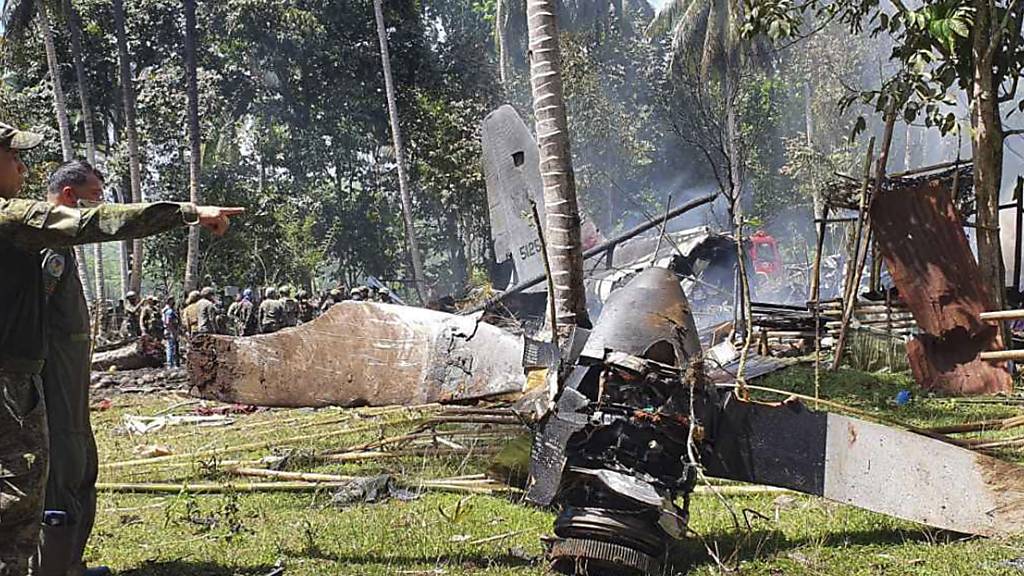 Philippinische Militärmaschine abgestürzt: 50 Tote und 53 Verletzte