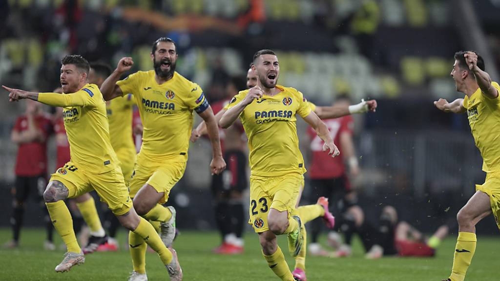 Raul Albiol, der Captain von Villarreal, lässt seiner Freude freien Lauf nach dem verschossenen Penalty seines Landsmannes David de Gea