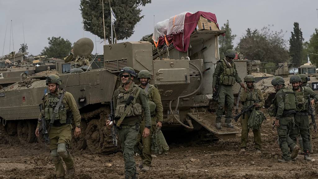 Israelische Soldaten sind in einem Aufmarschgebiet nahe der Grenze zwischen Israel und Gaza im Süden Israels zu sehen. Foto: Leo Correa/AP/dpa