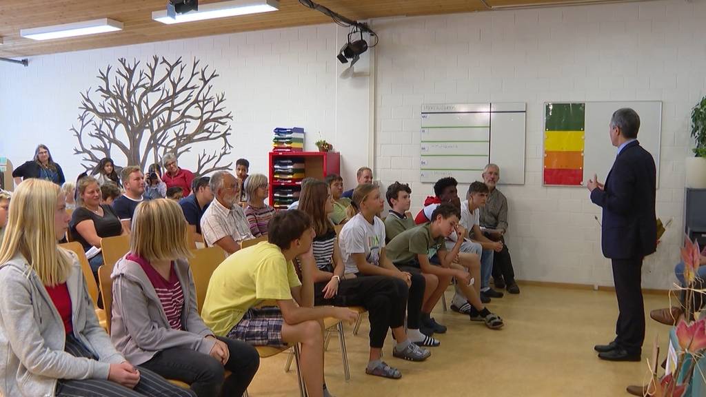 Ignazio Cassis besucht eine Sonderschule