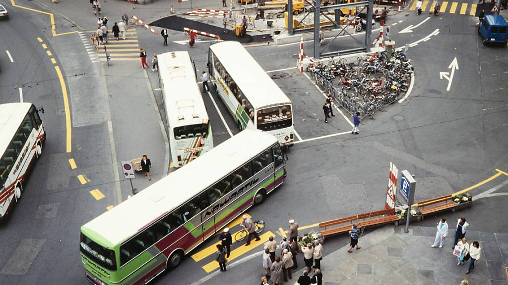 Touristenbusse auf dem zentral gelegenen Schwanenplatz in Luzern (Archivaufnahme)