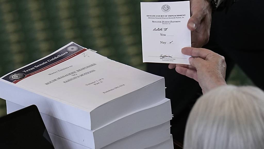 Judith Zaffirini, Senatorin von Texas, stimmt als Geschworene über die Anklageartikel gegen den suspendierten texanischen Justizminister Paxton im Senatssaal des texanischen Kapitols ab. Foto: Eric Gay/AP/dpa