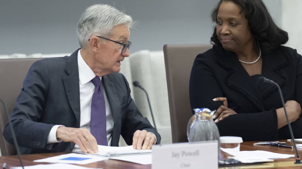 Fed-Mitglied Lisa Cook (Bild rechts) kann vorerst im Amt bleiben, dass hat das Oberste US-Gericht entscheiden. US-Präsident Donald Trump wollte sie entlassen. Links im Bild Fed-Chef Jerome Powell (Archivbild.