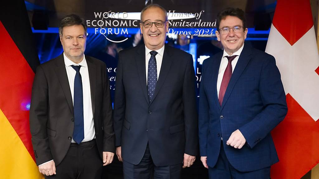 Der deutsche Vizekanzler Robert Habeck, Wirtschaftsminister Guy Parmelin und Energieminister Albert Rösti vor einem gemeinsamen Treffen am Weltwirtschaftsforum (WEF) in Davos GR.