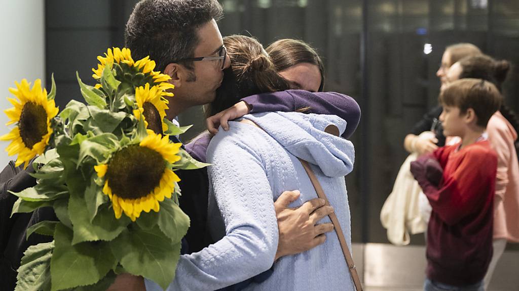 Heimkehrende aus Israel am Dienstagabend am Zürcher Flughafen. (Archivbild)