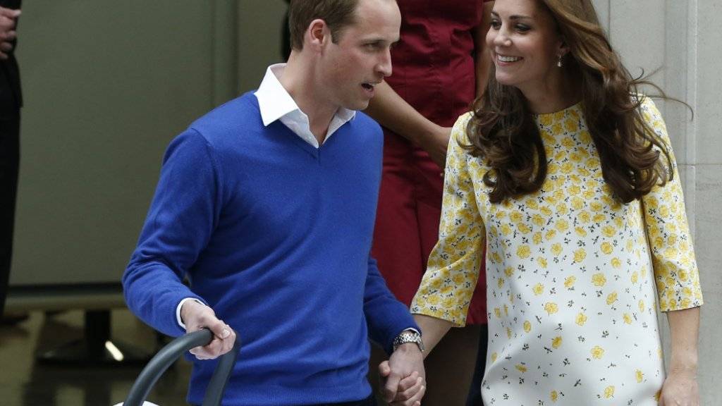 Prinz William und Herzogin Kate mit ihrer Jüngsten (Archivaufnahme vom Mai 2015).