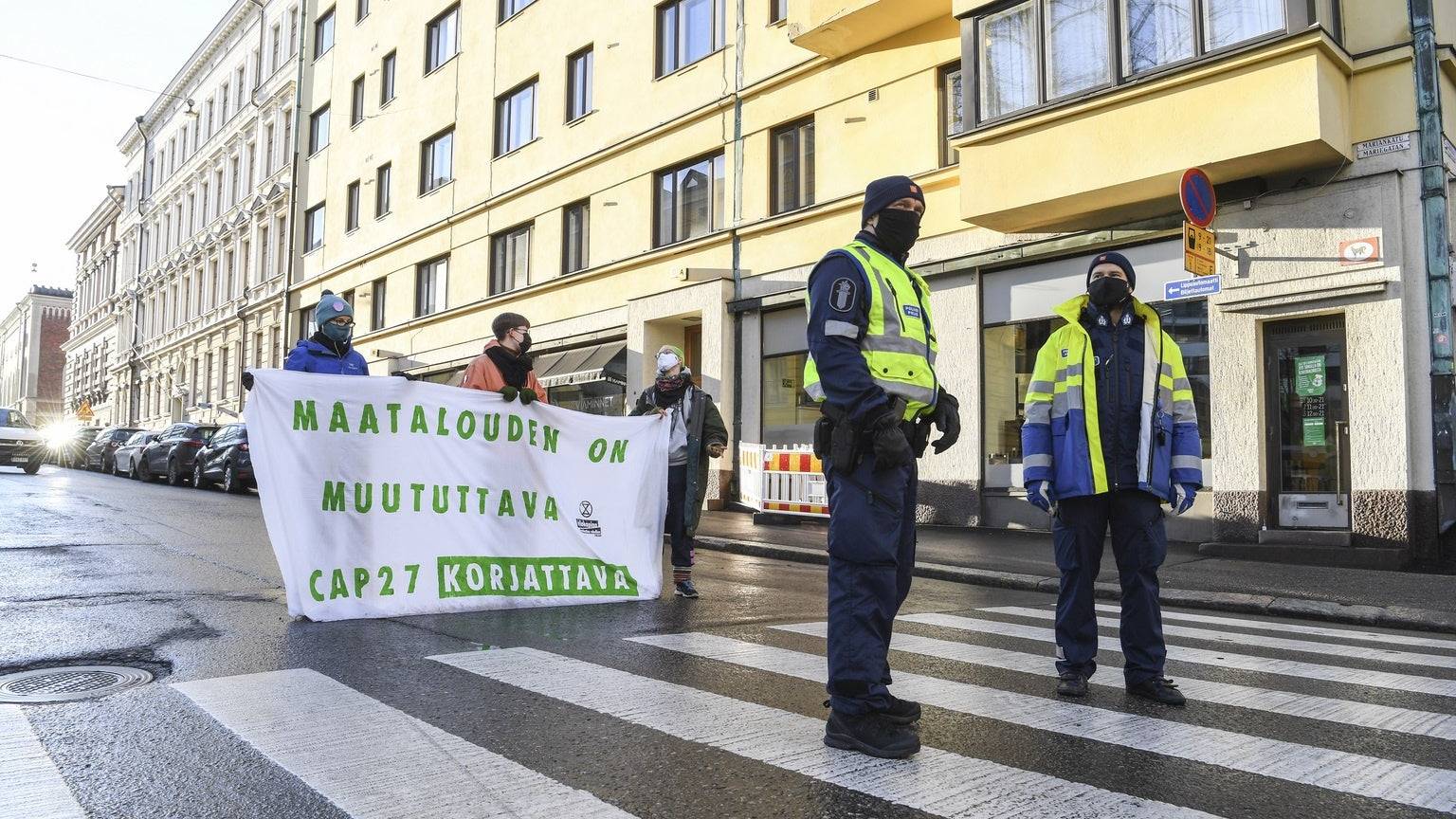 Nein, das sind keine protestierenden «Corona-Skeptiker»: Eine Kundgebung von Extinction Rebellion Finland am 18. November 2020 zum Thema Klimaschutz und EU-Landwirtschaftspolitik
