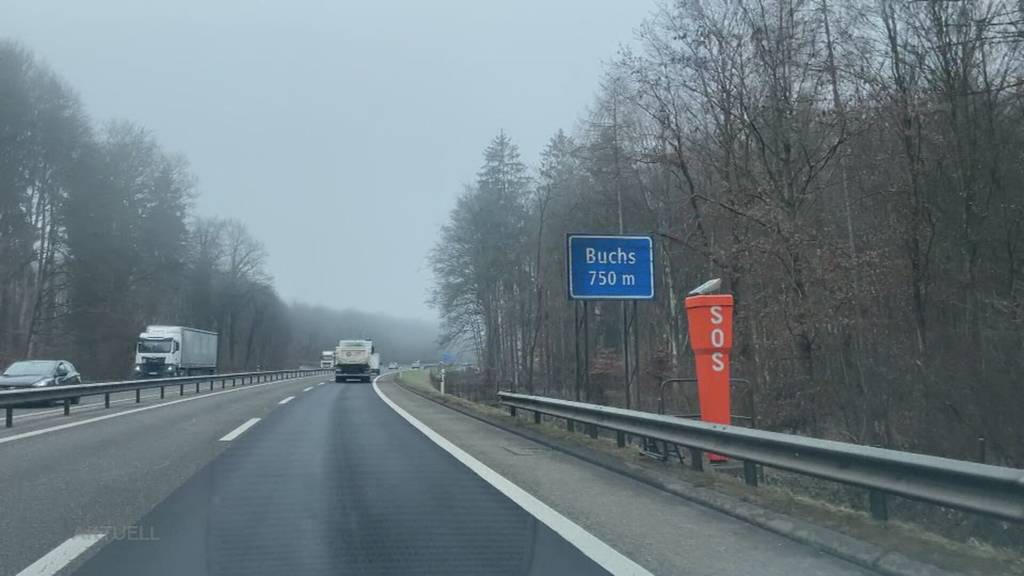 In Unfallautos gekracht: Schwerer Unfall auf der T5 wegen schmalen Pannenstreifens