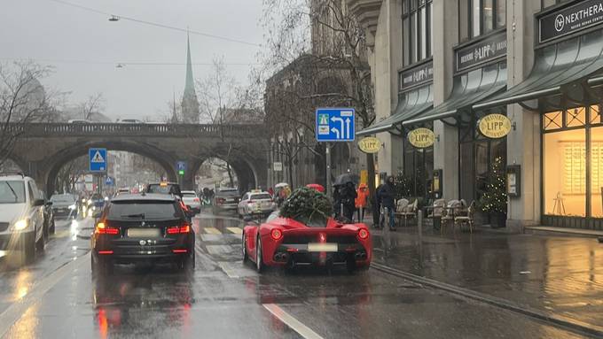 Ferrari fährt mit Tannenbaum auf dem Dach durch Zürich