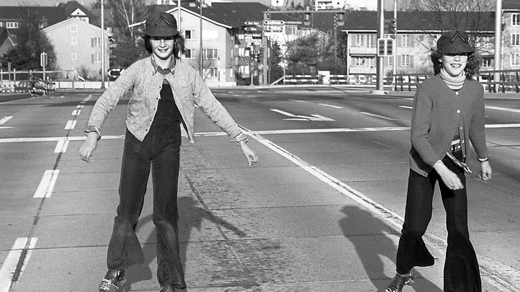 Zwei junge Frauen geniessen vor 50 Jahren einen autofreien Sonntag in der Stadt Zürich. (Archivaufnahme)