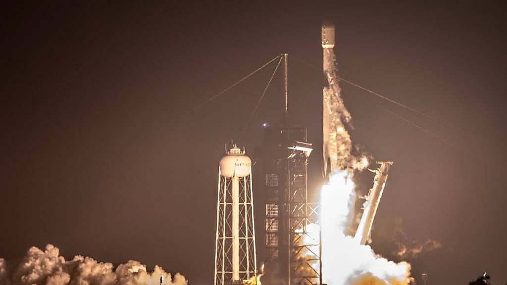 Eine Falcon-9-Rakete von SpaceX beim Start im Februar in Florida. (Archivbild)