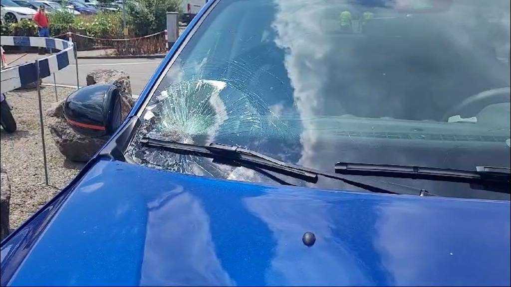 Auto erfasst Mann (59) in Safenwil und verletzt ihn schwer