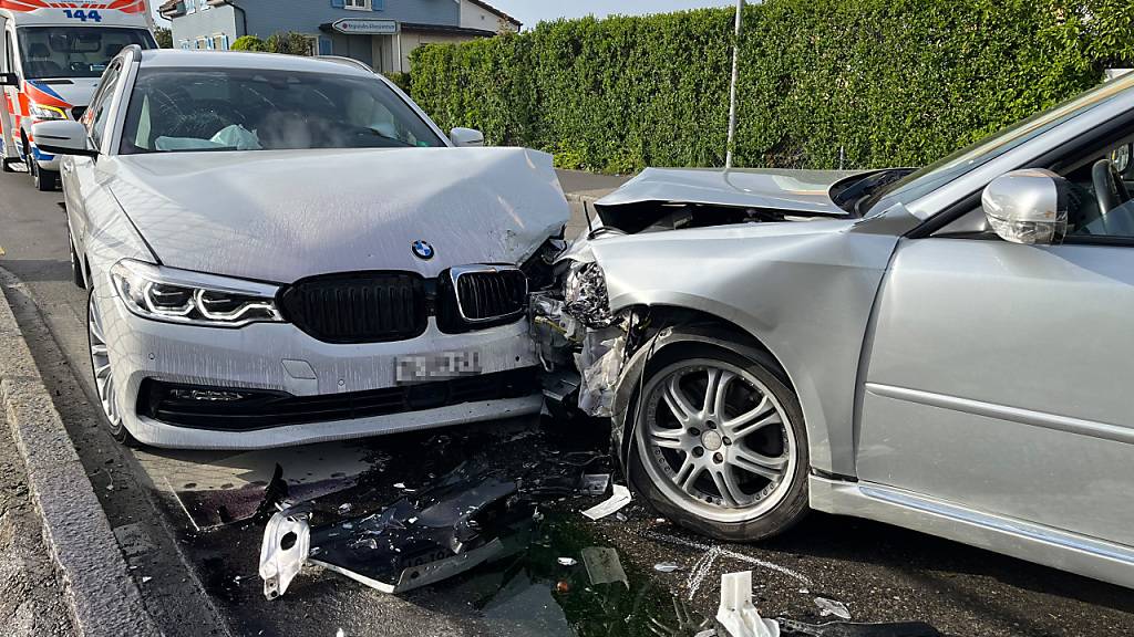 Bei der Frontalkollision der beiden Autos verletzten sich zwei Frauen.