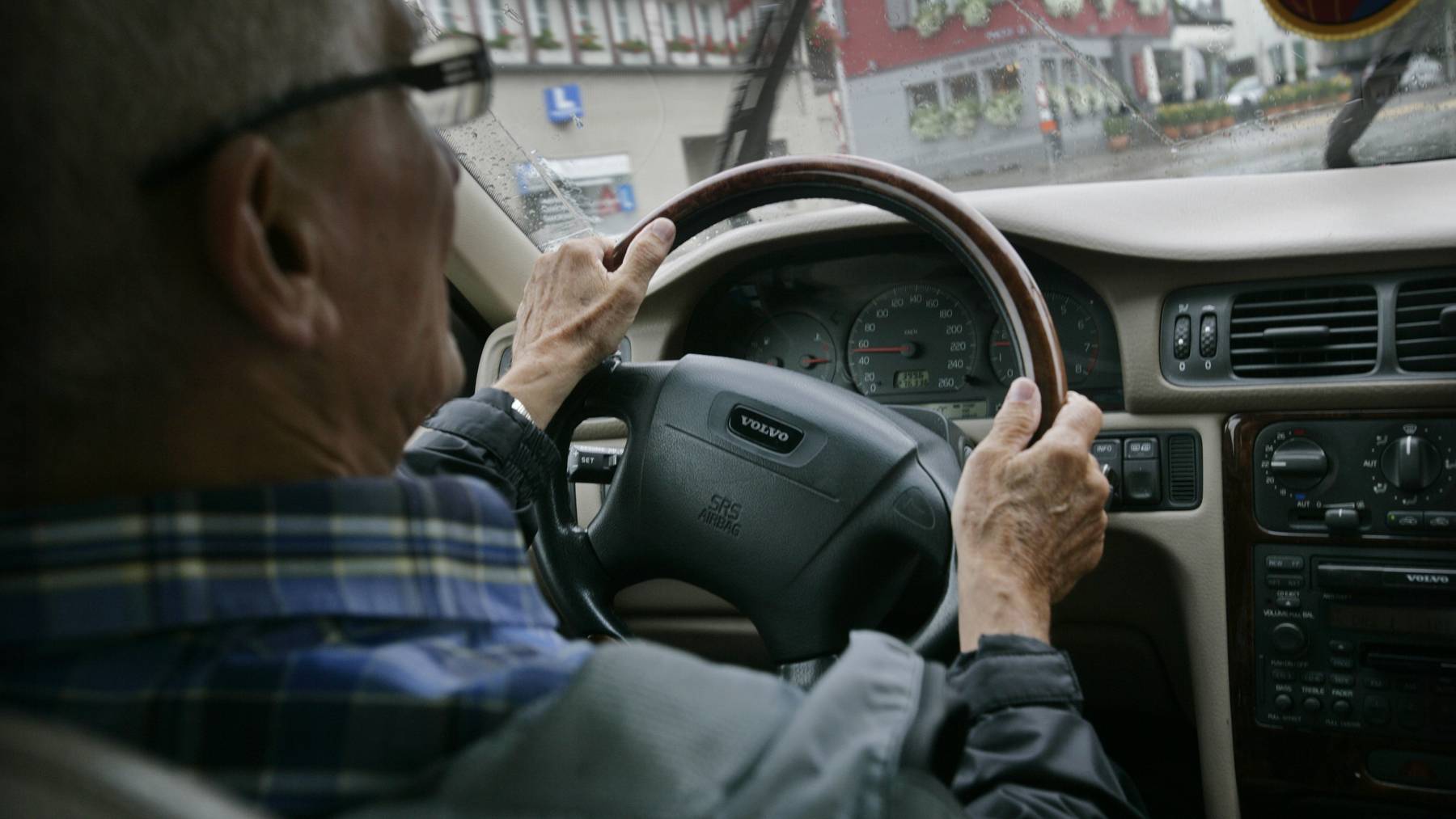 Bereits zum vierten Mal wurde der 65-jährige beim Autofahren ohne Führerschein erwischt.