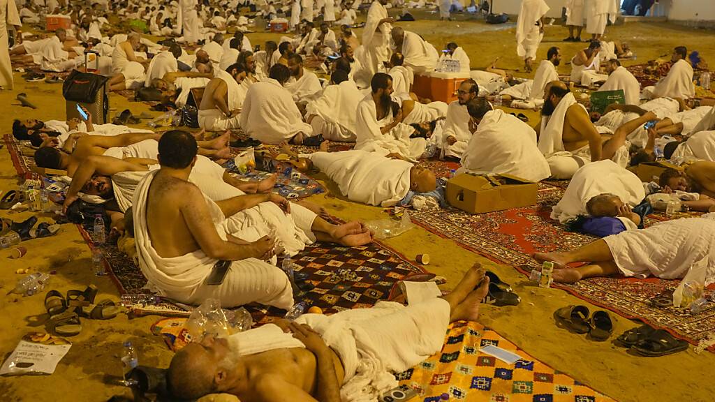 Muslimische Pilger ruhen sich am zweiten Tag der jährlichen Hadsch-Pilgerfahrt in Muzdalifah in der Nähe der heiligen Stadt Mekka aus. Bei der muslimischen Wallfahrt Hadsch in Saudi-Arabien sind bei extremer Hitze mindestens 14 Menschen ums Leben gekommen. Foto: Rafiq Maqbool/AP