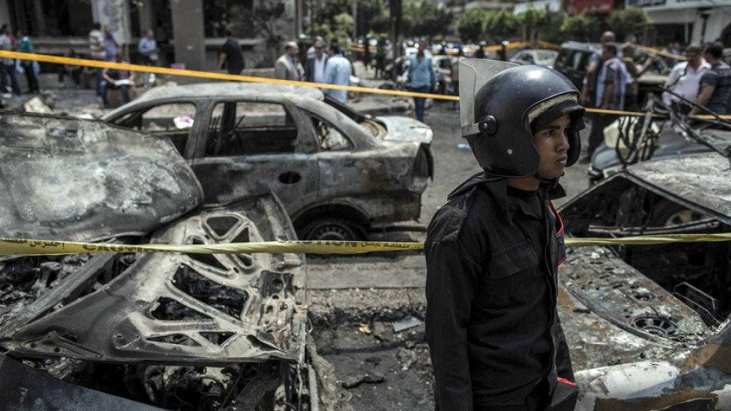 Generalstaatsanwalt Hischam Barakat kam 2015 in Kairo bei einem Angriff auf seinen Auto-Konvoi ums Leben. Als Reaktion auf das Bombenattentat liess Staatspräsident Abdel Fattah al-Sisi noch schärfere Antiterrorgesetze als bisher in Kraft setzen. (Archiv)