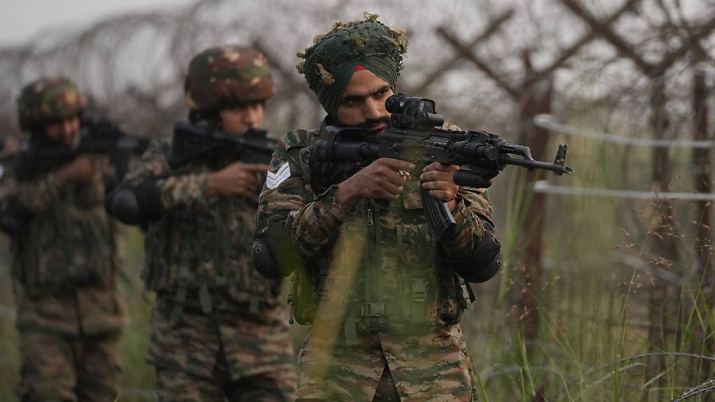 ARCHIV - Soldaten der indischen Armee patrouillieren entlang der Grenze zu Pakistan. Foto: Channi Anand/AP/dpa/Archivbild