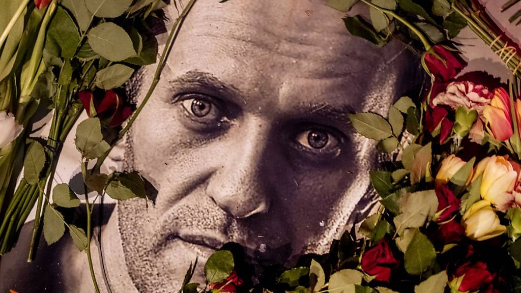 Wer den russischen Präsidenten Putin kritisiert, lebt gefährlich. Dessen politischer Widersacher Alexej Nawalny hat dies mit seinem Leben bezahlt. Die Liste der Toten unter den Kreml-Kritikern wird somit immer länger. (auf dem Bild Blumen für Nawalny, wie sie weltweit niedergelegt wurden)