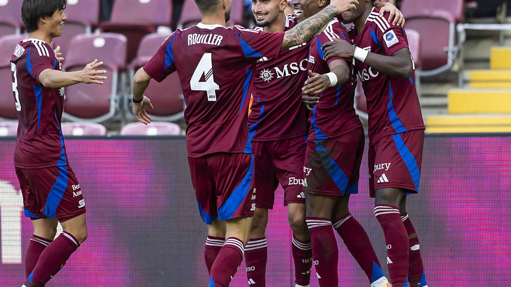 Die Spieler von Servette bejubeln den Torschützen Dereck Kutesa