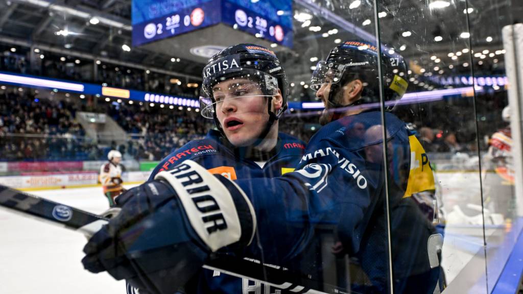 Miles Müller bejubelt sein vorentscheidendes 3:0 für Ambri-Piotta gegen Genf-Servette