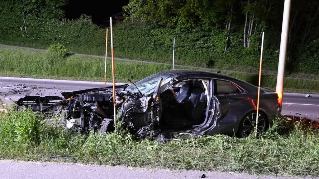 Nach dem Zusammenstoss mit einem Postauto am frühen Dienstagmorgen in Aesch bei Neftenbach musste der 19-jährige Autofahrer von der Feuerwehr aus dem Auto geborgen werden.
