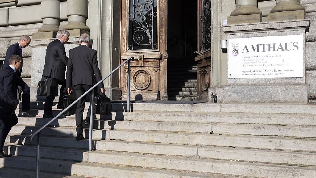 Anwälte betreten am ersten Prozesstag den Sitz des Berner Amthauses, wo das Wirtschaftsstrafgericht des Kantons Bern tagt.