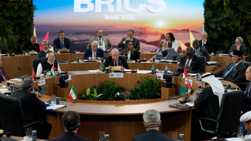 Führende Politiker aus aller Welt nehmen am 17. jährlichen BRICS-Gipfel teil. Foto: Eraldo Peres/AP/dpa