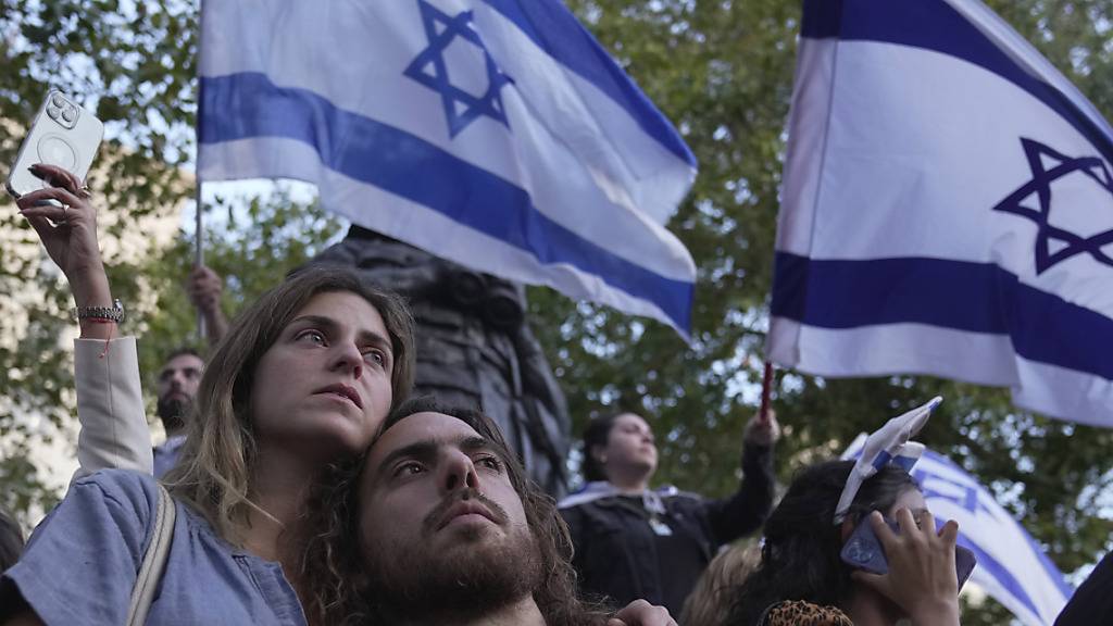 dpatopbilder - Menschen nehmen in London an einer Mahnwache der Jüdischen Gemeinde teil. Foto: Kin Cheung/AP/dpa