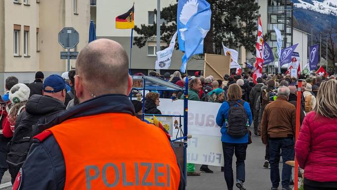 Hunderte Massnahmen-Gegner protestieren in Brunnen