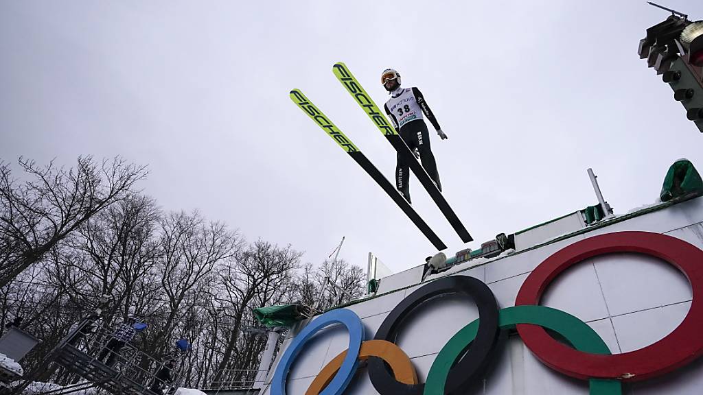 Killian Peier, hier bei einem Sprung im Januar 2020 in Sapporo, und seine Team-Kollegen wollen diesen Winter auch an den Olympischen Spielen in Peking abheben.