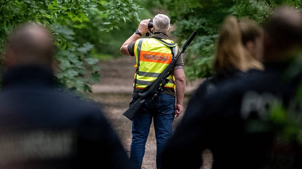 dpatopbilder - Der Gemeindejäger durchsucht im Bereich der südlichen Landesgrenze von Berlin den Wald nach einem gefährlichen Wildtier. Foto: Fabian Sommer/dpa