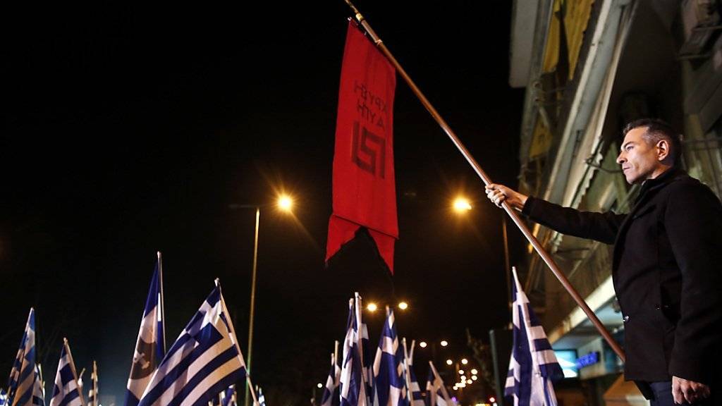Anhänger der griechischen Neonazipartei Goldene Morgenröte marschieren in Athen zum Verteidigungsministerium.