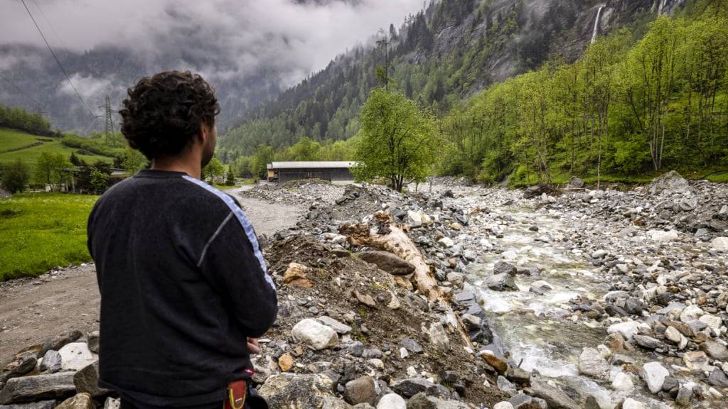 Im Gebiet von Piano di Peccia plant der Kanton Tessin Korrektur- und Schutzmassnahmen, um für ein Unwetter wie jenem von Ende Juni 2024 besser gerüstet zu sein. Im Bild ist einer der drei Bauern zu sehen, die ihren Betrieb umsiedeln müssen.