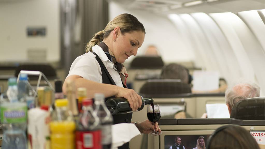 Flugbegleiterin Swiss in einem Flugzeug am Bedienen