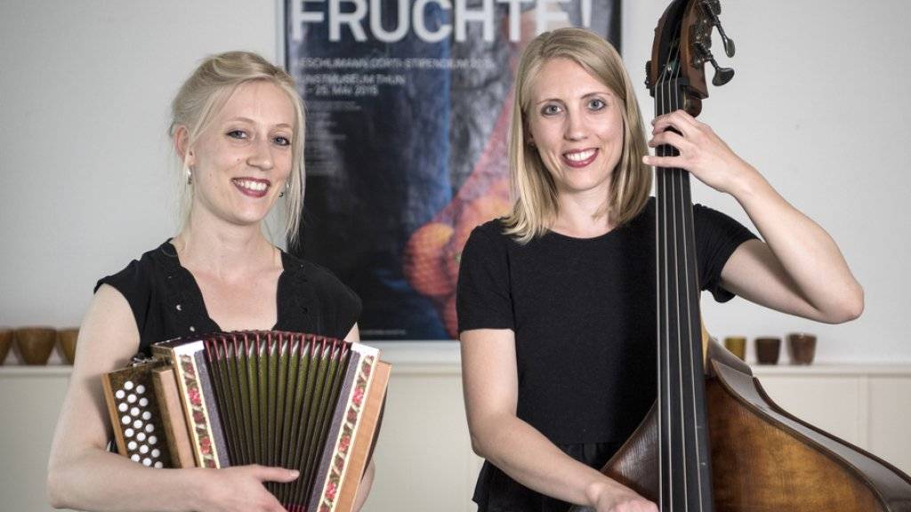 Das Musiker-Gschwisterpaar Kristina Brunner, mit Schwyzerörgeli (l) und Evelyn Brunner, mit Kontrabass (r) posieren für eine Aufnahme am 10. Mai 2018 in Thun.