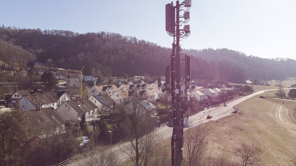 Damit in der Schweiz das 5G-Netz verfügbar ist, müssen die Sendeanlagen umgebaut werden.