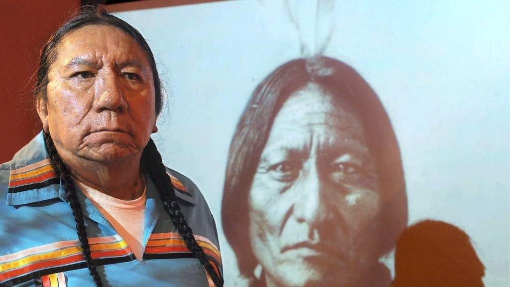 Ernie LaPointe, der Urenkel des legendären Häuptlings Sitting Bull, vor einem Porträt seines berühmten Vorfahren. (Archiv)