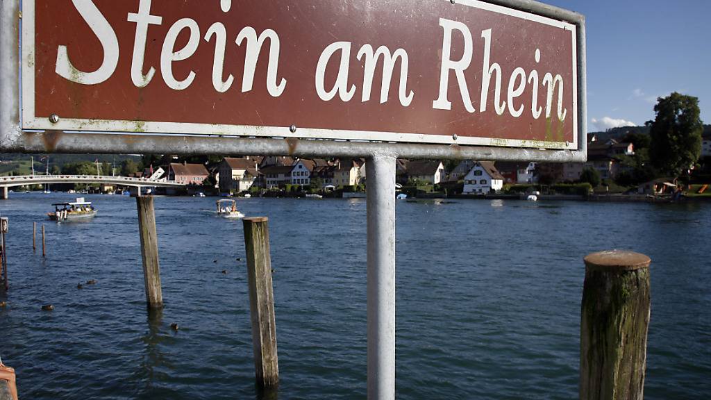 Auch bei Stein am Rhein SH führt der Rhein derzeit zu wenig Wasser für die Schifffahrt. (Archivbild)