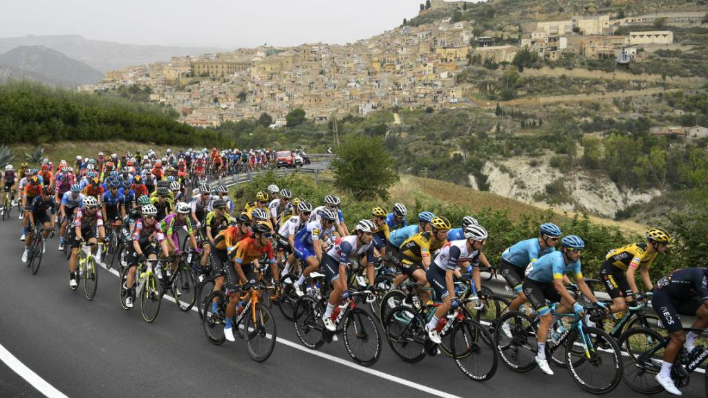 Das Feld des Giro d'Italia während der 3. Etappe auf dem Weg zum Ätna.