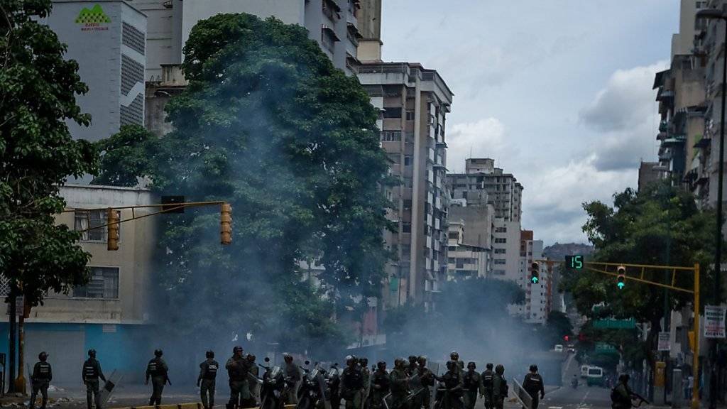 Mit Tränengas und Gummischrot gehen Einsatzkräfte in Caracas gegen protestierende Massen vor.