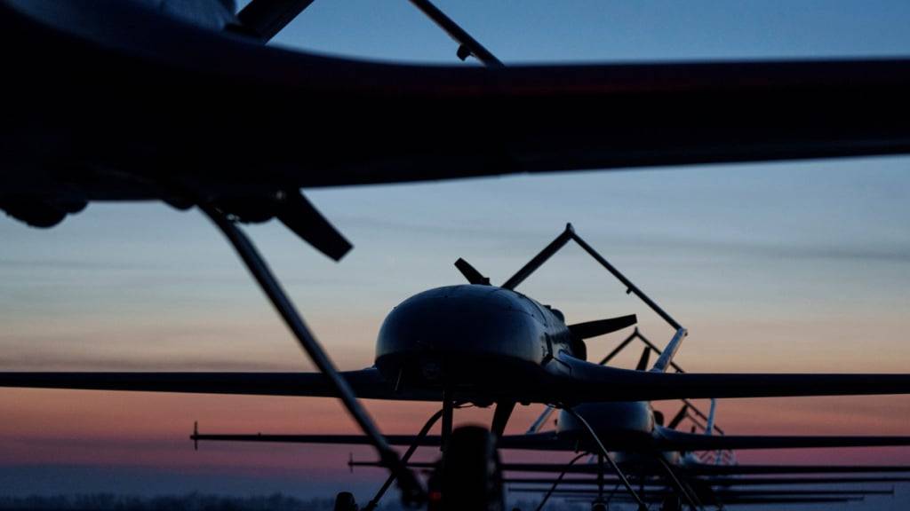 ARCHIV - Langstreckendrohnen des Typs An-196 Ljutyj in der Ukraine. Foto: Evgeniy Maloletka/AP/dpa