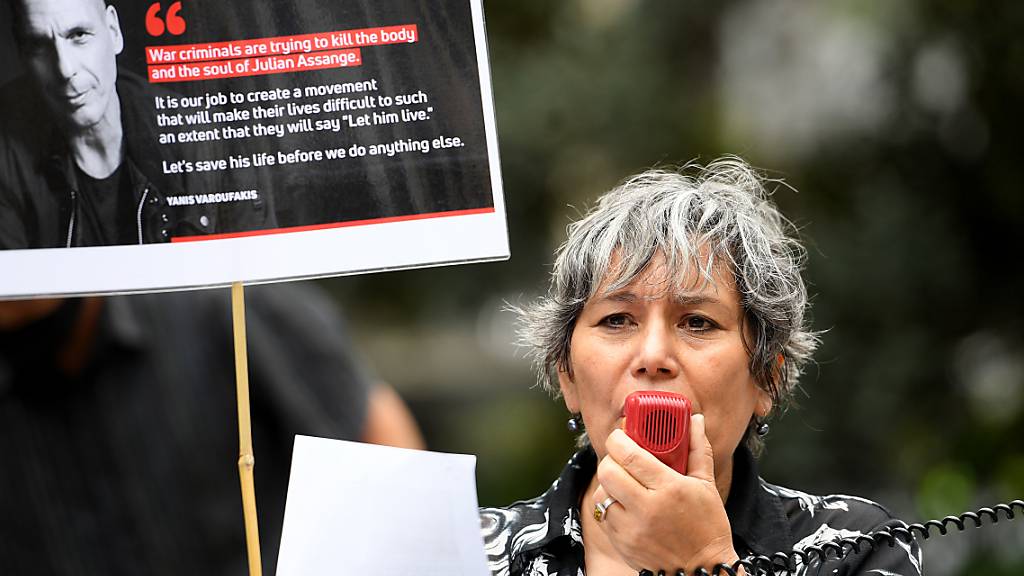 Protesters are seen during a rally concerning the trial of Australian publisher Julian Assange outside the offices of the UK Consulate in Sydney, Thursday, October 28, 2021. (AAP Image/Dan Himbrechts) NO ARCHIVING